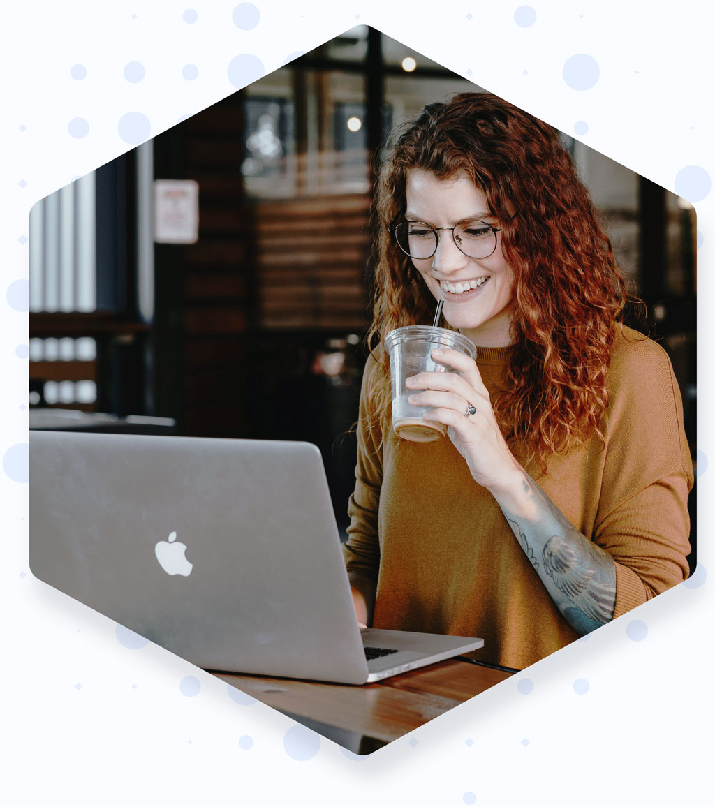 Leserin interessiert sich für Design News und Trends im Blog von Beyond Interaction