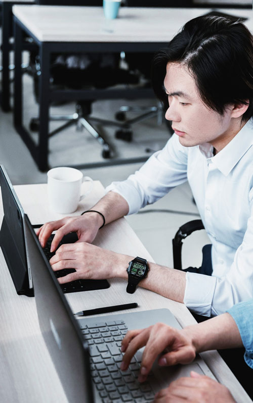 Mann macht Webdevelopment und Programmierung
