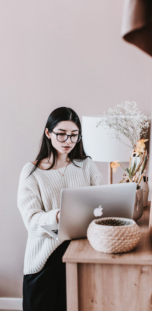 Frau beschäftigt sich mit Appdesign und Webdesign